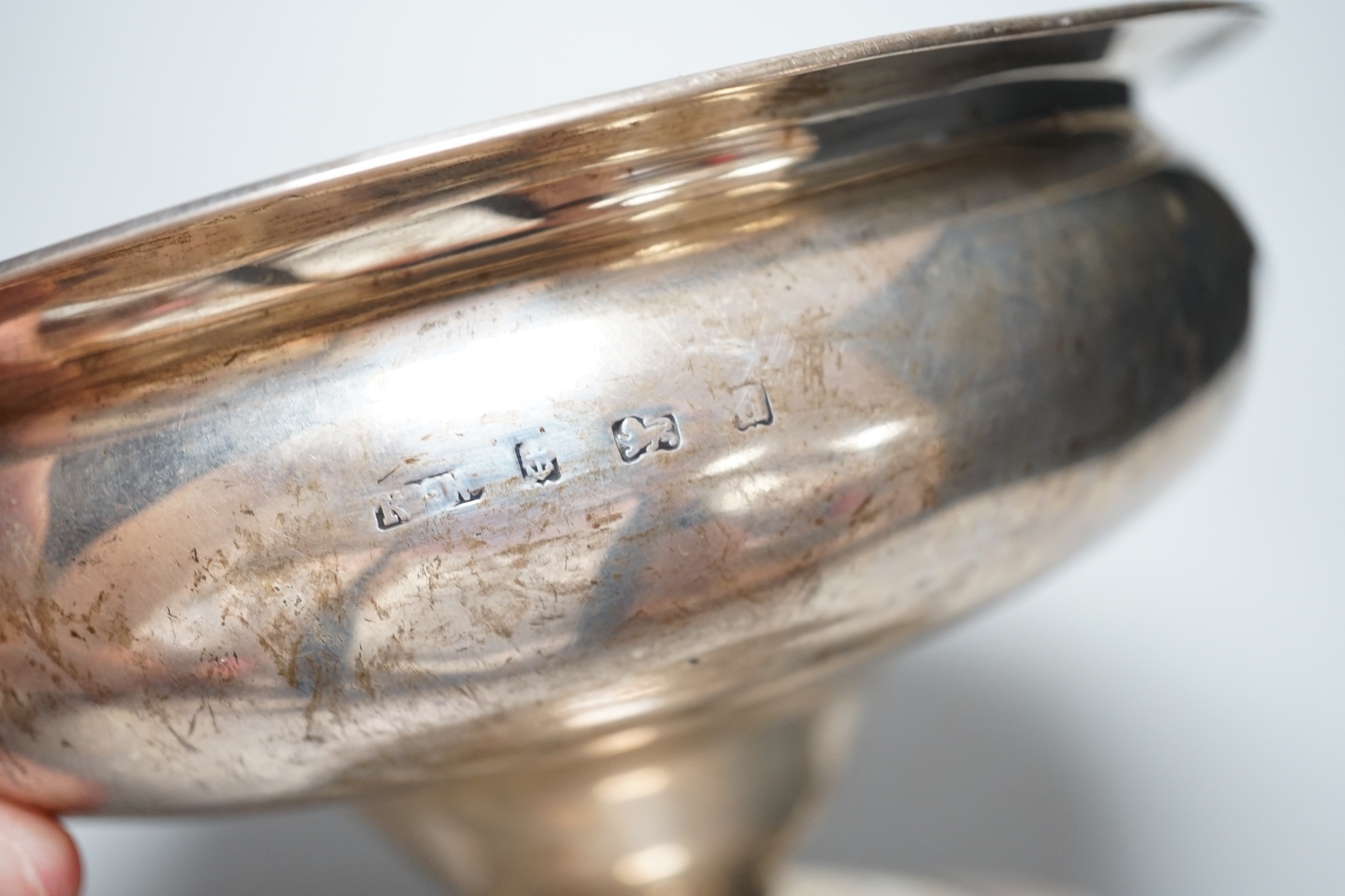 An Edwardian silver pedestal bowl, indistinct maker's mark, Birmingham, 1903, diameter 18.6cm, 12.6oz.